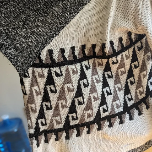 Unique Warm Cardigan - Picture 4 of 4